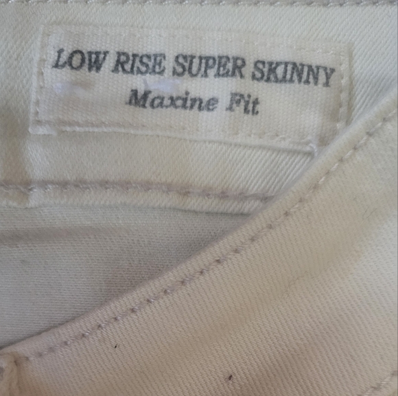Cream coloured, low-rise, Guess skinny jeans - Maxine fit - Picture 5 of 7